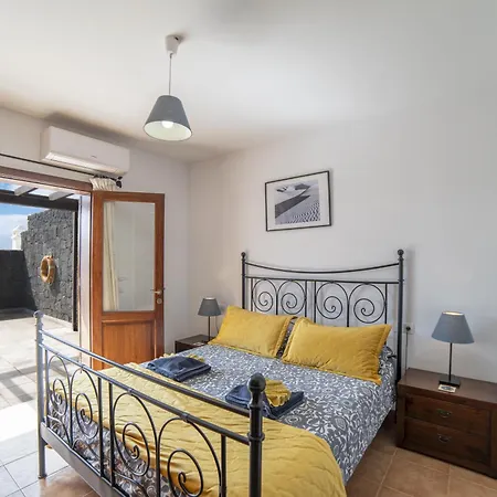 Villa Beautiful Lanzarote 3 Bedrooms Strelitzia South Facing Secluded Private Pool