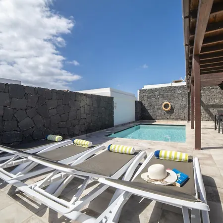 Villa Beautiful Lanzarote 3 Bedrooms Strelitzia South Facing Secluded Private Pool