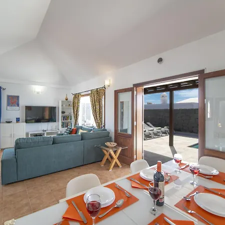 Villa Beautiful Lanzarote 3 Bedrooms Strelitzia South Facing Secluded Private Pool